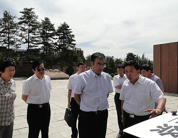 呂洪濤董事長現場解說移動警務室細節(jié)