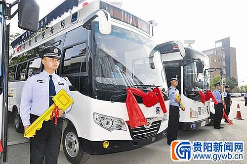 花溪分局訂購的躍迪移動(dòng)警務(wù)室、燃油版移動(dòng)警務(wù)室