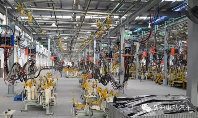 躍迪電動汽車裝車完畢發(fā)往荊州，買躍迪電動汽車可投保，解決您的后顧之憂！