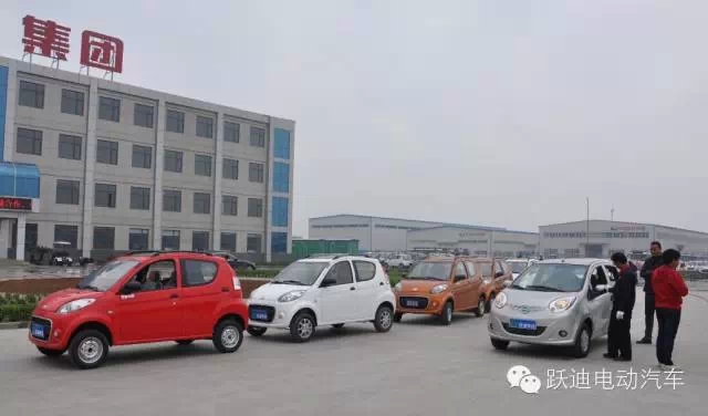 躍迪電動汽車裝車完畢發(fā)往荊州，買躍迪電動汽車可投保，解決您的后顧之憂！