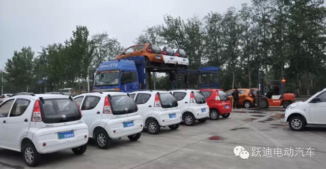 躍迪人冒雨檢測(cè)發(fā)車甘肅，第一時(shí)間保證躍迪電動(dòng)汽車市場(chǎng)供應(yīng)