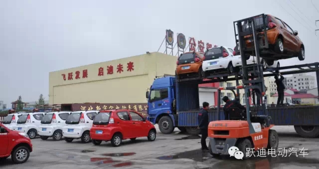 躍迪人冒雨檢測(cè)發(fā)車甘肅，第一時(shí)間保證躍迪電動(dòng)汽車市場(chǎng)供應(yīng)