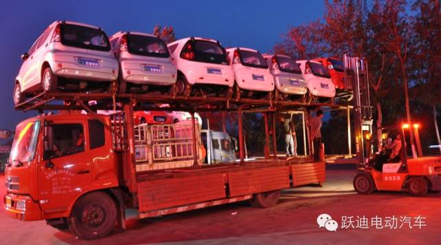躍迪電動(dòng)汽車“好開”、“安全”、“省錢”、“環(huán)?！备爸悄堋? /><br />
發(fā)往山東、河南的第三車次、躍迪電動(dòng)汽車忙碌裝車中</p>
<p style=