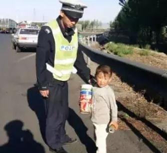 貪玩幼童上高速—躍迪移動警務室助力，熱心民警忙尋親