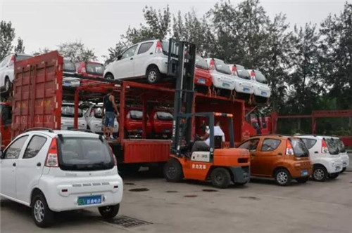 電動轎車