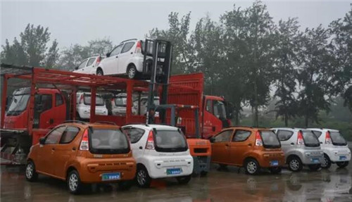 電動轎車