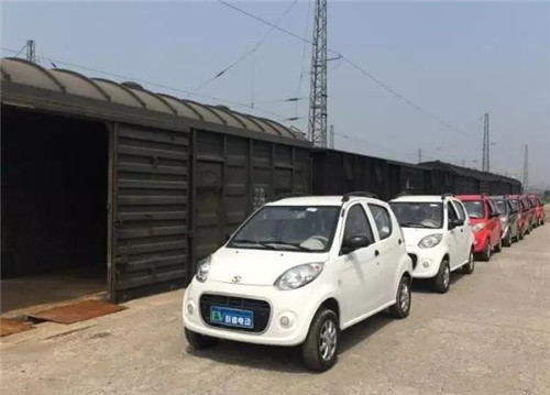 電動轎車