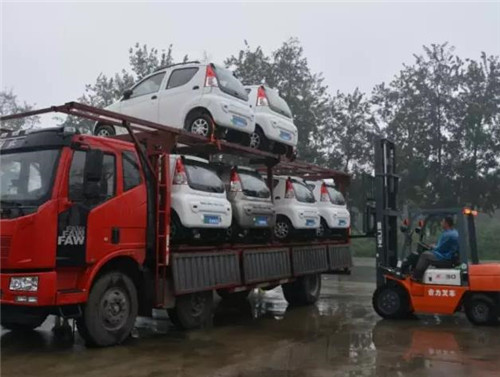 電動轎車
