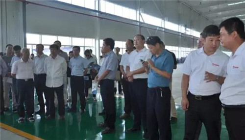 專家、教授聽取陜西躍迪公司對整體項目規(guī)劃和系列新能源客車產品的系統(tǒng)介紹