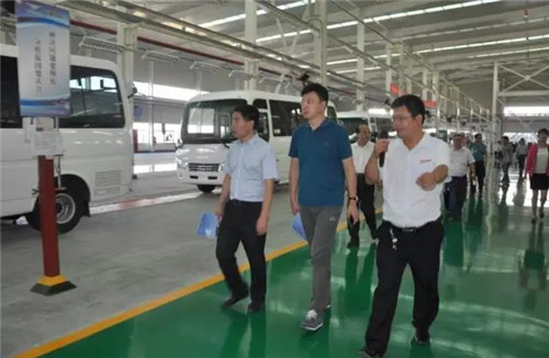 在公司相關領導陪同下，專家、教授們深入沖焊、涂裝、總裝三大車間實地觀摩