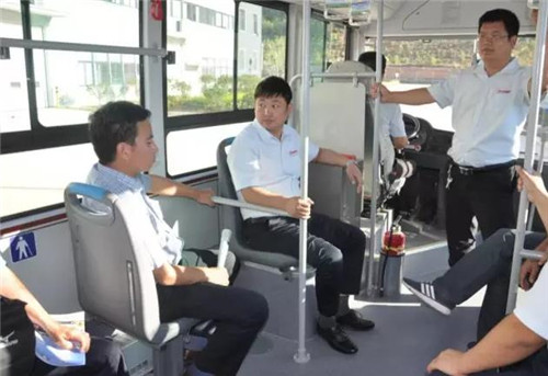 專家、教授們試乘陜西躍迪自主研發(fā)生產的&ldquo;躍迪&rdquo;8米純電動客車和10米天然氣客車