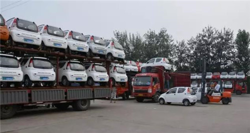 電動轎車