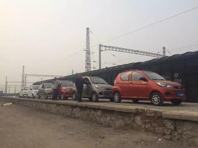 躍迪電動汽車鐵路運輸準備裝車。
