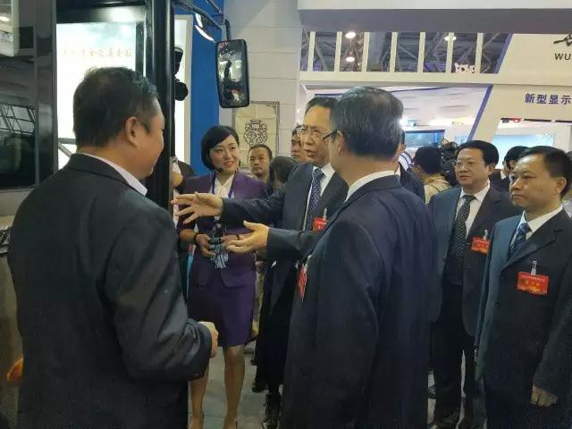 安徽省委書記李錦斌，代省長李國英一行蒞臨躍迪集團旗下安達(dá)爾汽車展位參觀指導(dǎo)