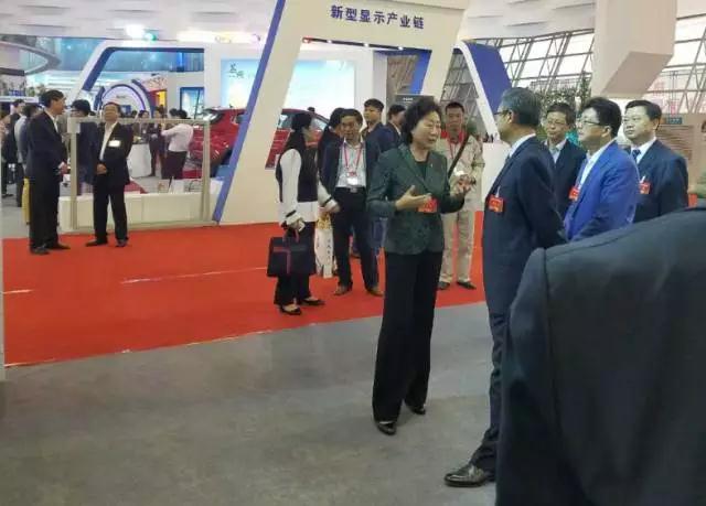 安徽省委書記李錦斌，代省長李國英一行蒞臨躍迪集團旗下安達(dá)爾汽車展位參觀指導(dǎo)