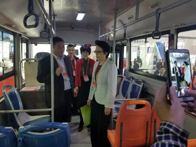安徽省委書記李錦斌，代省長李國英一行蒞臨躍迪集團旗下安達(dá)爾汽車展位參觀指導(dǎo)