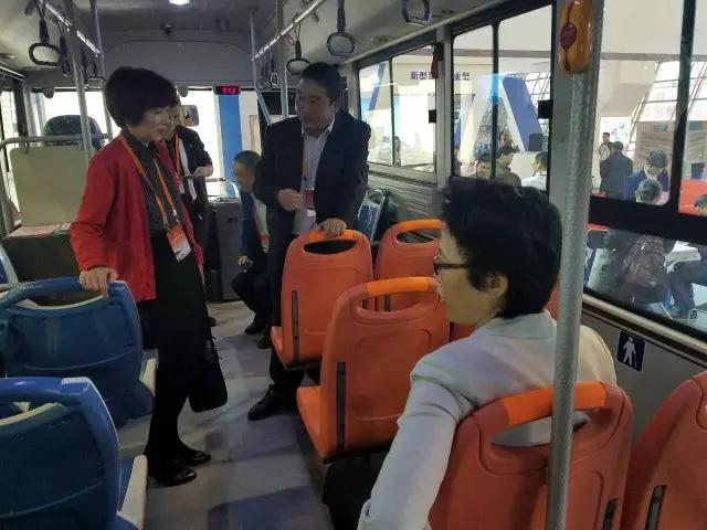 安徽省委書記李錦斌，代省長李國英一行蒞臨躍迪集團旗下安達(dá)爾汽車展位參觀指導(dǎo)
