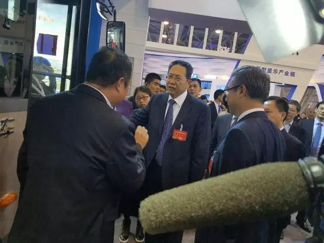 安徽省委書記李錦斌，代省長李國英一行蒞臨躍迪集團旗下安達(dá)爾汽車展位參觀指導(dǎo)