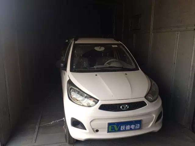 躍迪電動(dòng)汽車(chē)裝車(chē)完畢準(zhǔn)備發(fā)車(chē)