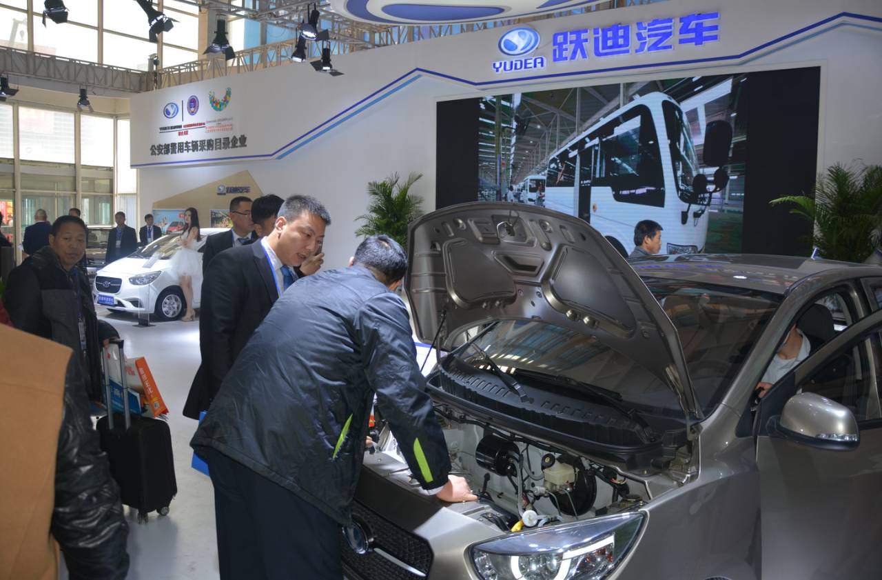 電動轎車