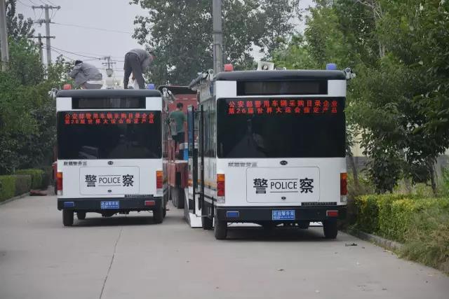 躍迪電動移動警務(wù)室裝車中，準(zhǔn)備發(fā)往白洋淀溫泉城公安分局