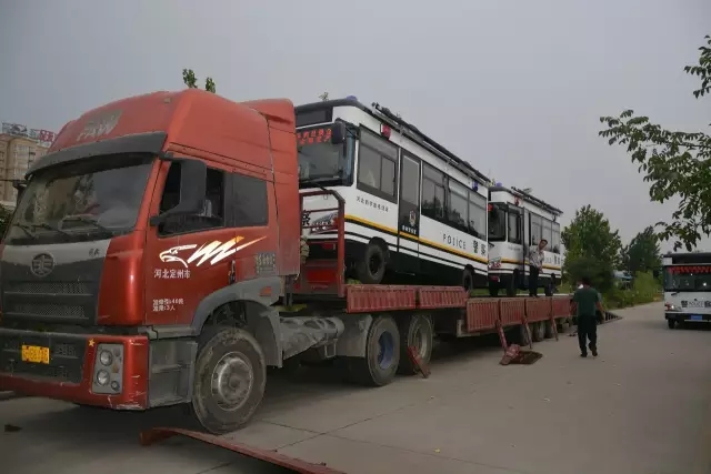 躍迪電動移動警務(wù)室裝車中，準(zhǔn)備發(fā)往白洋淀溫泉城公安分局