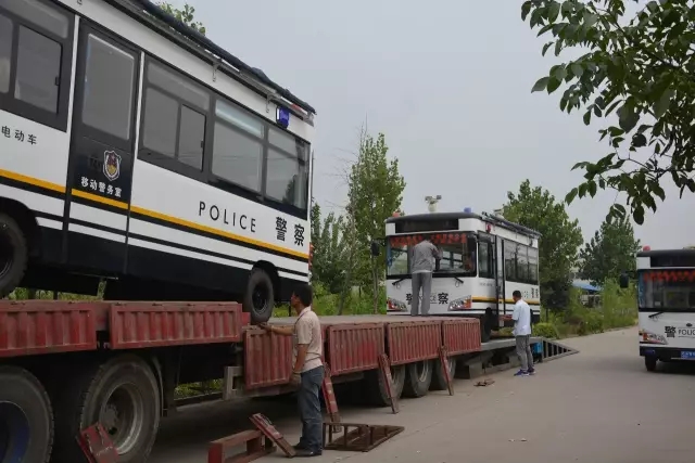 躍迪電動移動警務(wù)室裝車中，準(zhǔn)備發(fā)往白洋淀溫泉城公安分局