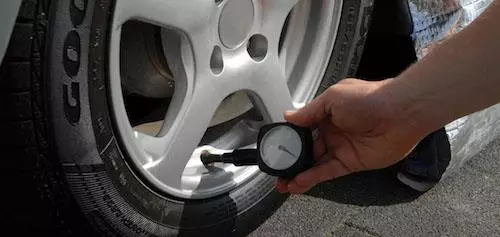 汽車夏天容易爆胎，是因?yàn)檫@些技巧!