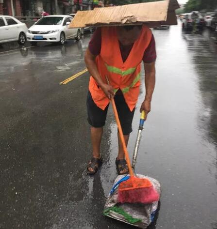 今天，躍迪向平凡而偉大的他們——環(huán)衛(wèi)工人致敬！