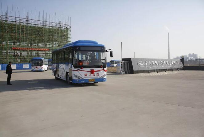 安達(dá)爾純電動(dòng)公交車(chē)運(yùn)營(yíng)交付儀式成功舉行