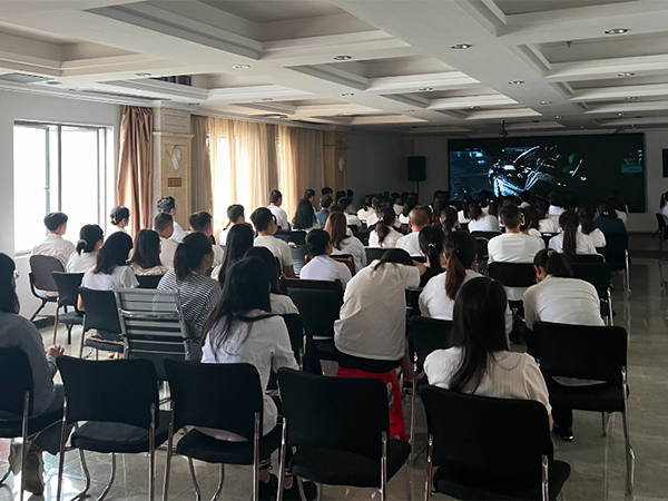 驚呆了，這公司上班時(shí)間看電影，公開摸魚！