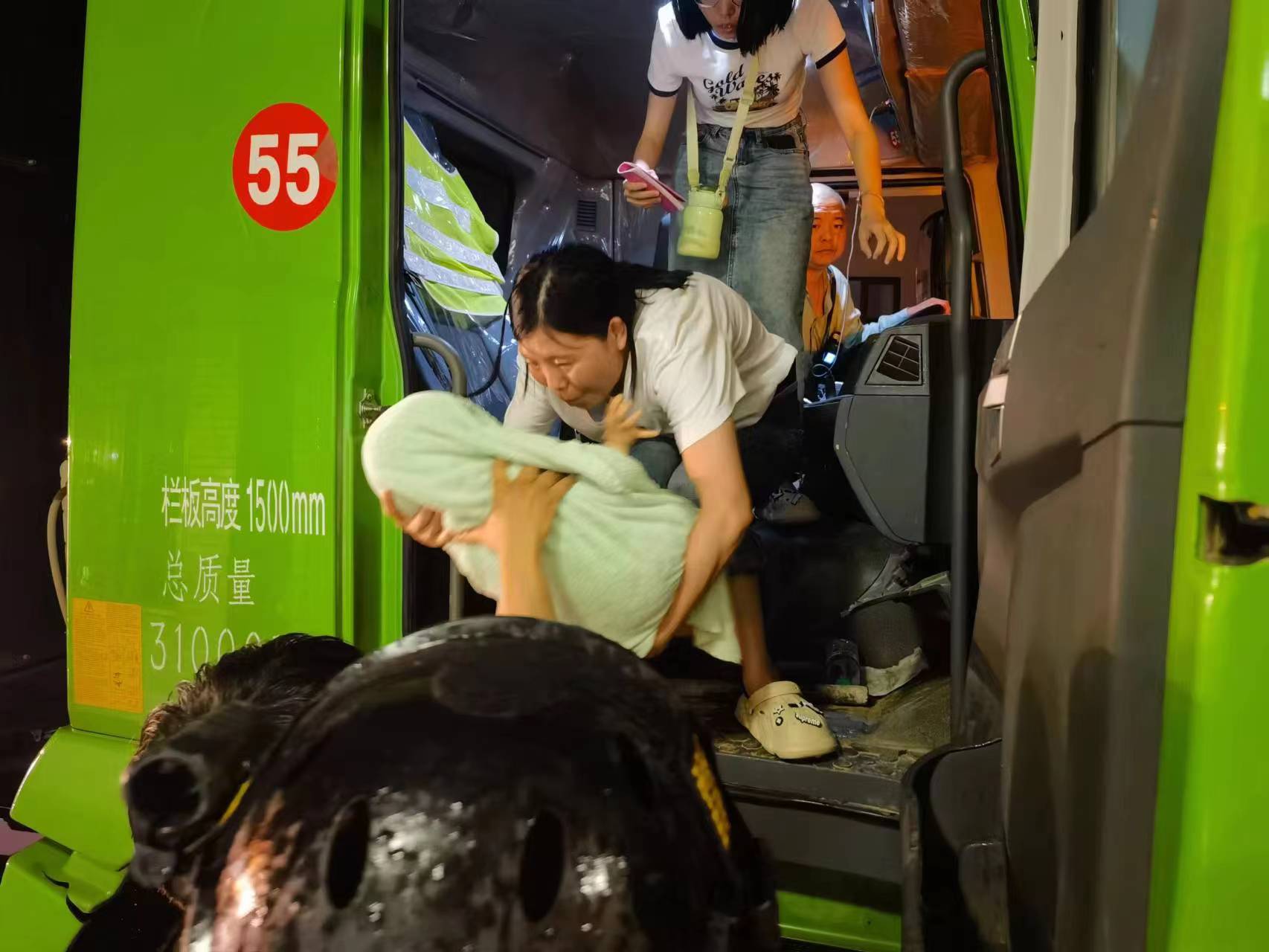昨晚保定市強(qiáng)降暴雨丨躍迪汽車保定分公司，連夜出動(dòng)70臺(tái)新能源渣土車參與保定市救援工作