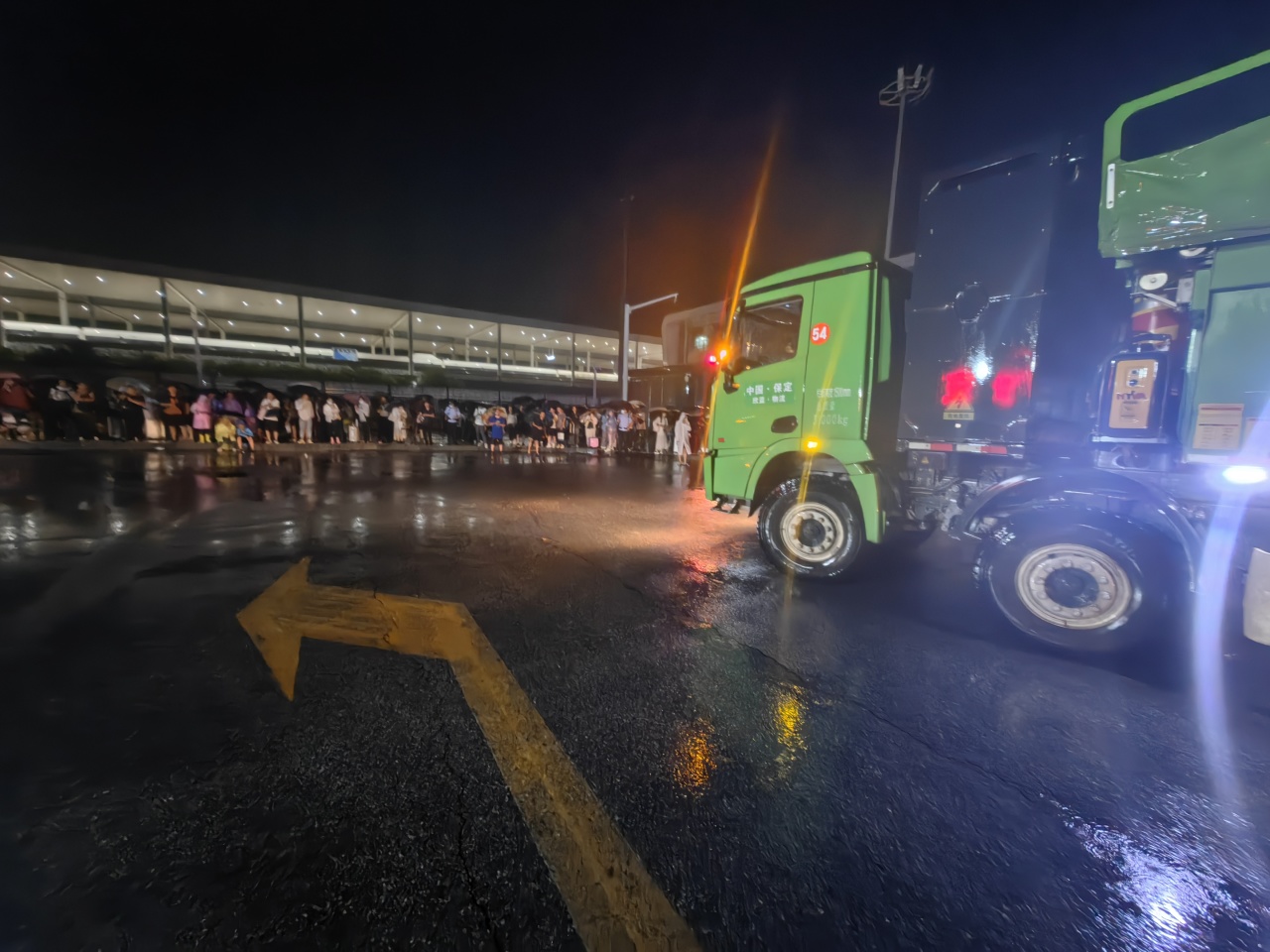 昨晚保定市強(qiáng)降暴雨丨躍迪汽車保定分公司，連夜出動(dòng)70臺(tái)新能源渣土車參與保定市救援工作