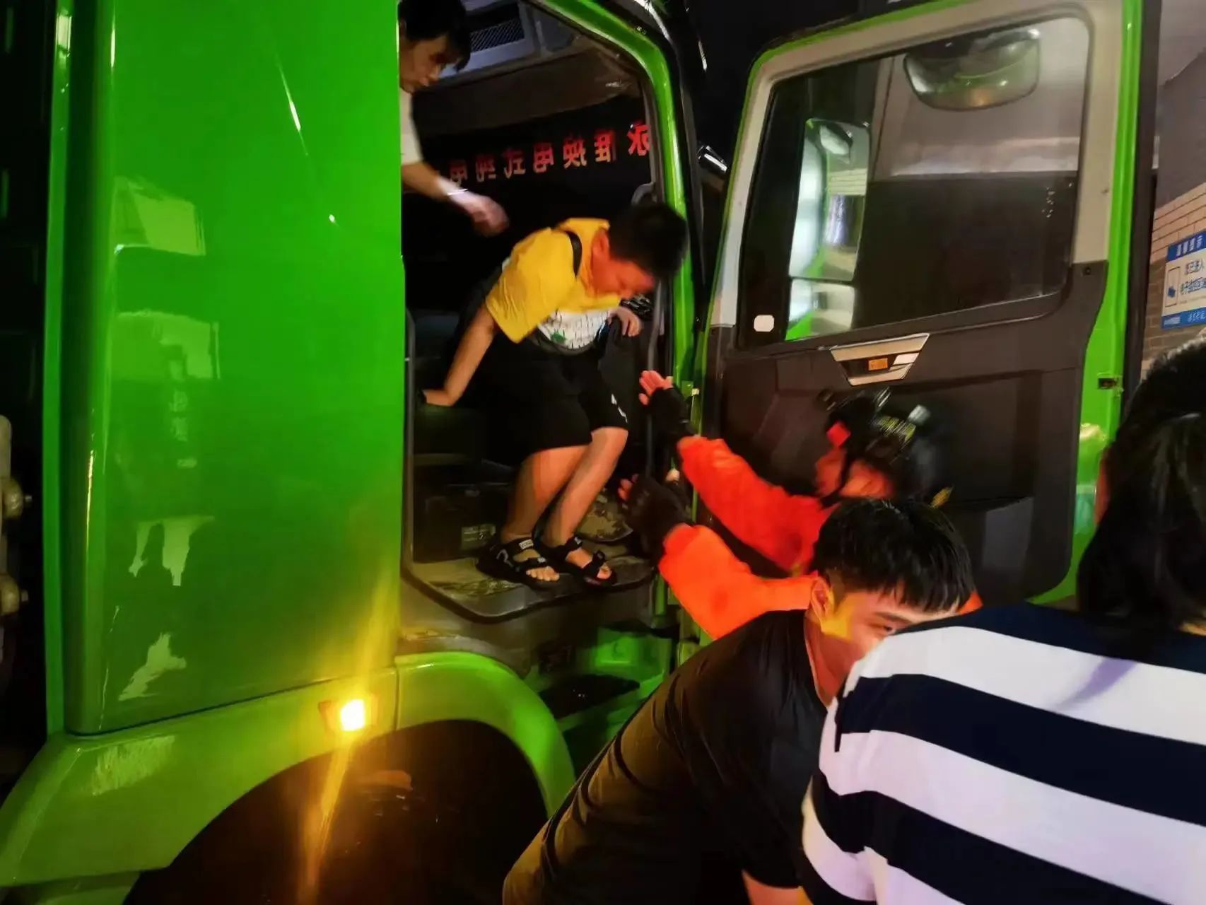 昨晚保定市強(qiáng)降暴雨丨躍迪汽車保定分公司，連夜出動(dòng)70臺(tái)新能源渣土車參與保定市救援工作