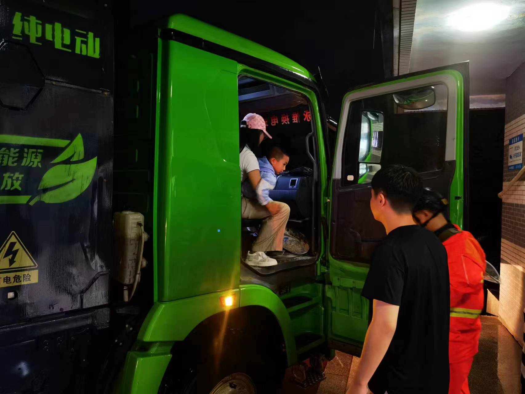 昨晚保定市強(qiáng)降暴雨丨躍迪汽車保定分公司，連夜出動(dòng)70臺(tái)新能源渣土車參與保定市救援工作