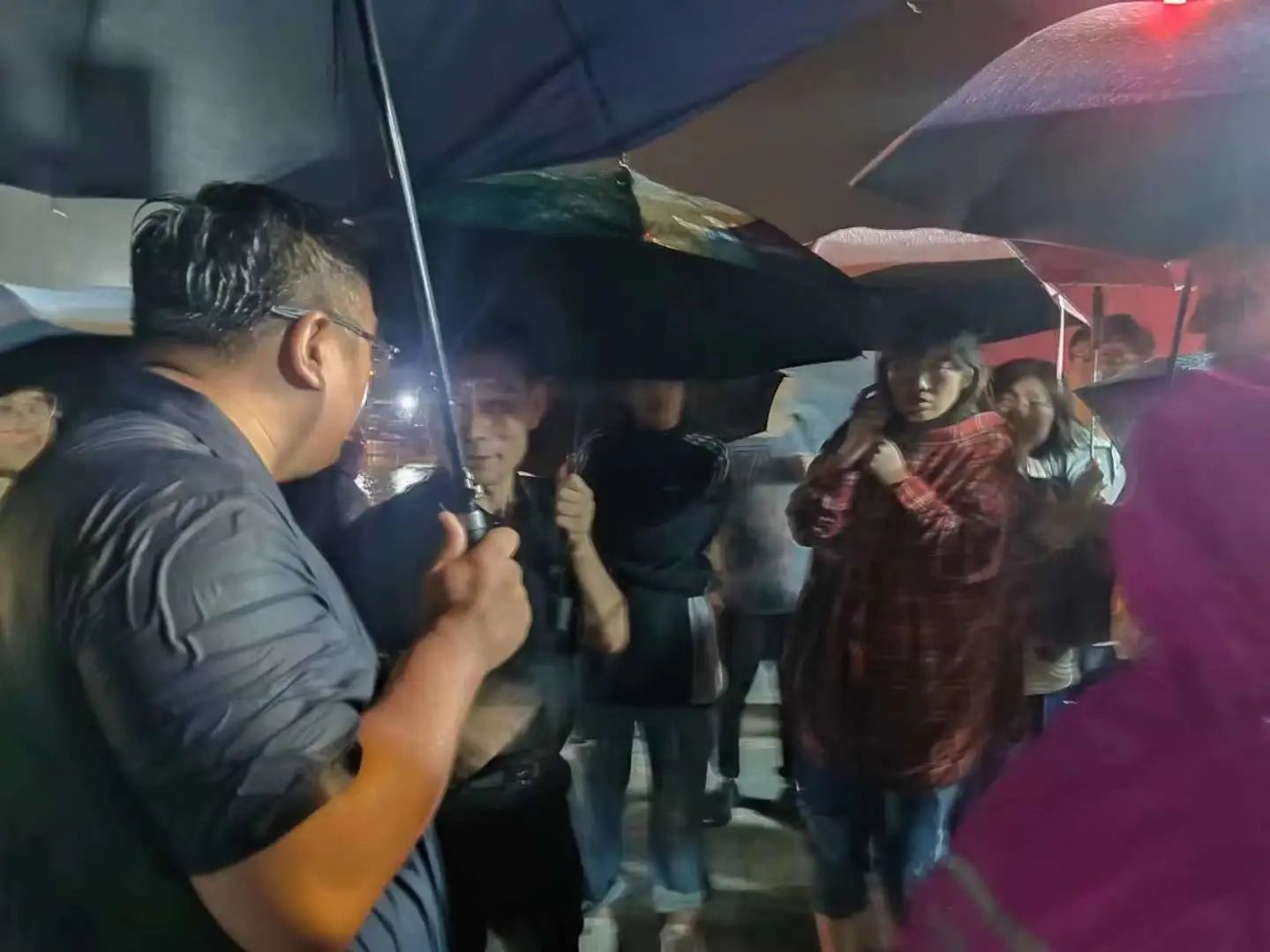 昨晚保定市強(qiáng)降暴雨丨躍迪汽車保定分公司，連夜出動(dòng)70臺(tái)新能源渣土車參與保定市救援工作