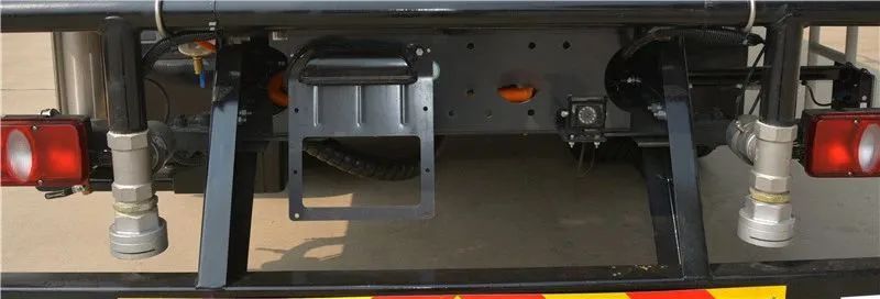 躍迪集團(tuán)新能源多功能抑塵車——低碳環(huán)保、降溫除塵