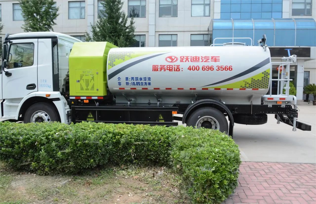 夏日降溫好幫手-躍迪集團(tuán)新能源灑水車、新能源綠化噴灑車發(fā)車
