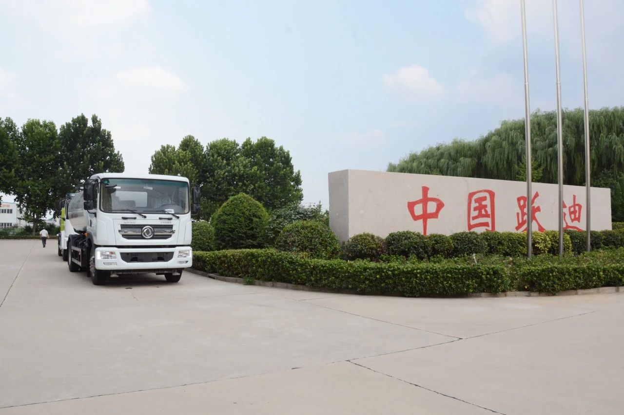夏日降溫好幫手-躍迪集團(tuán)新能源灑水車、新能源綠化噴灑車發(fā)車