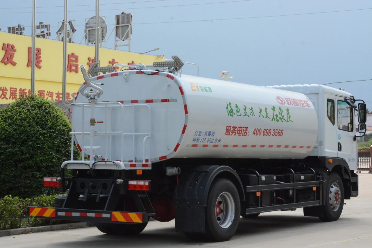 夏日降溫好幫手-躍迪集團(tuán)新能源灑水車、新能源綠化噴灑車發(fā)車