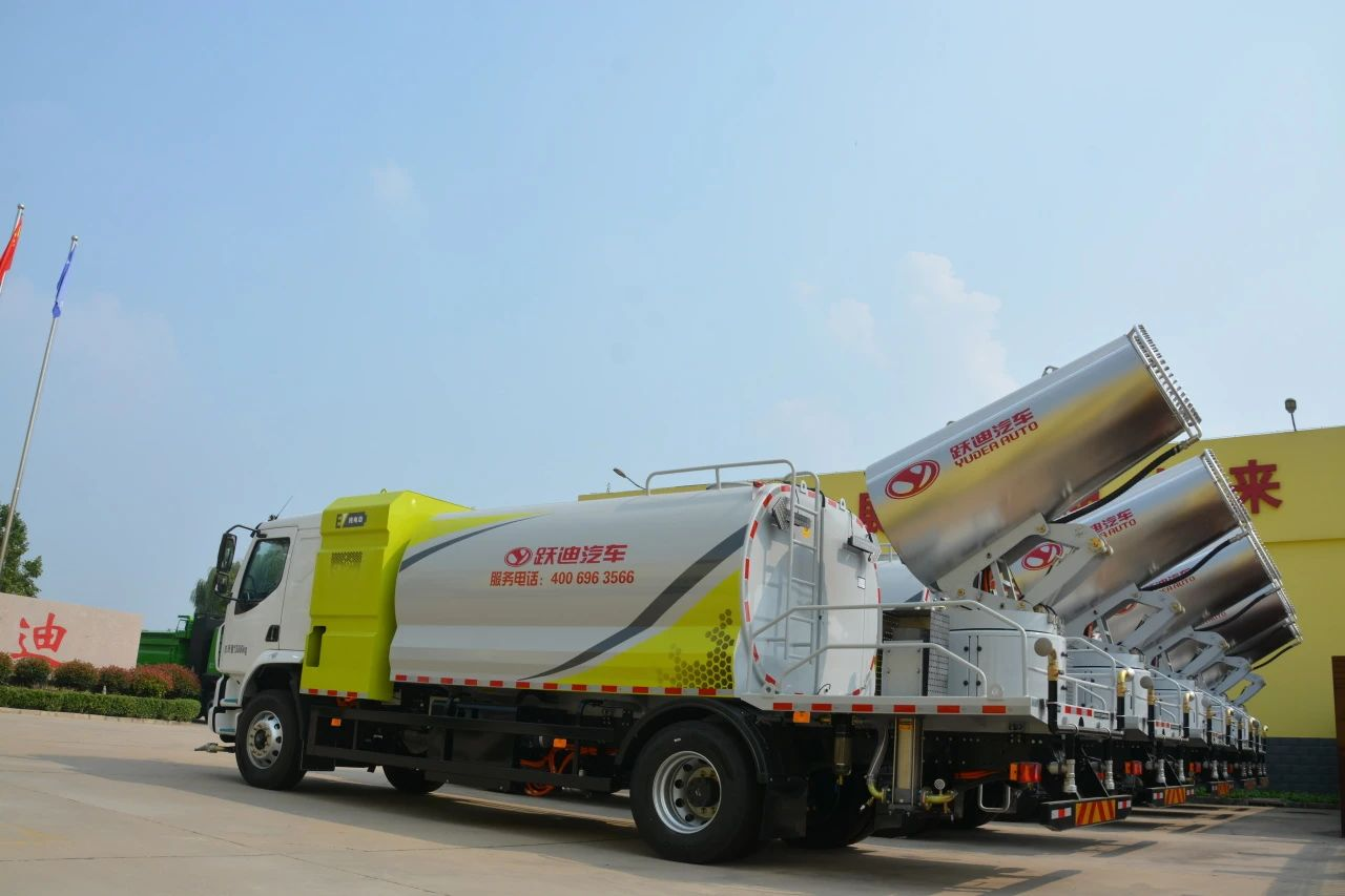夏日降溫好幫手-躍迪集團(tuán)新能源灑水車、新能源綠化噴灑車發(fā)車