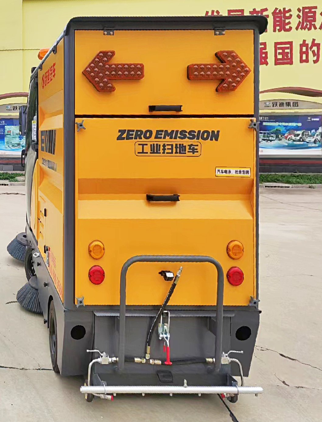 強(qiáng)力吸塵，高效清掃-躍迪小型清掃車(chē)