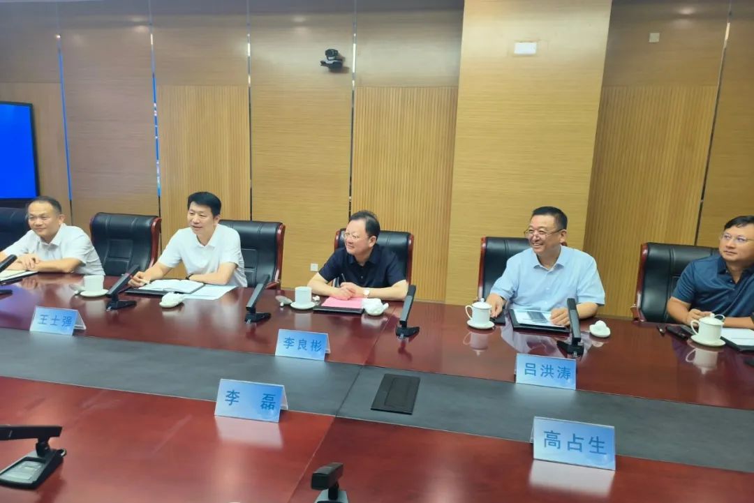鋰業(yè)巨頭贛鋒鋰業(yè)董事長李良彬、躍迪集團董事長呂洪濤聯(lián)袂造訪中國重汽，與劉正濤董事長洽談新能源領(lǐng)域合作前景