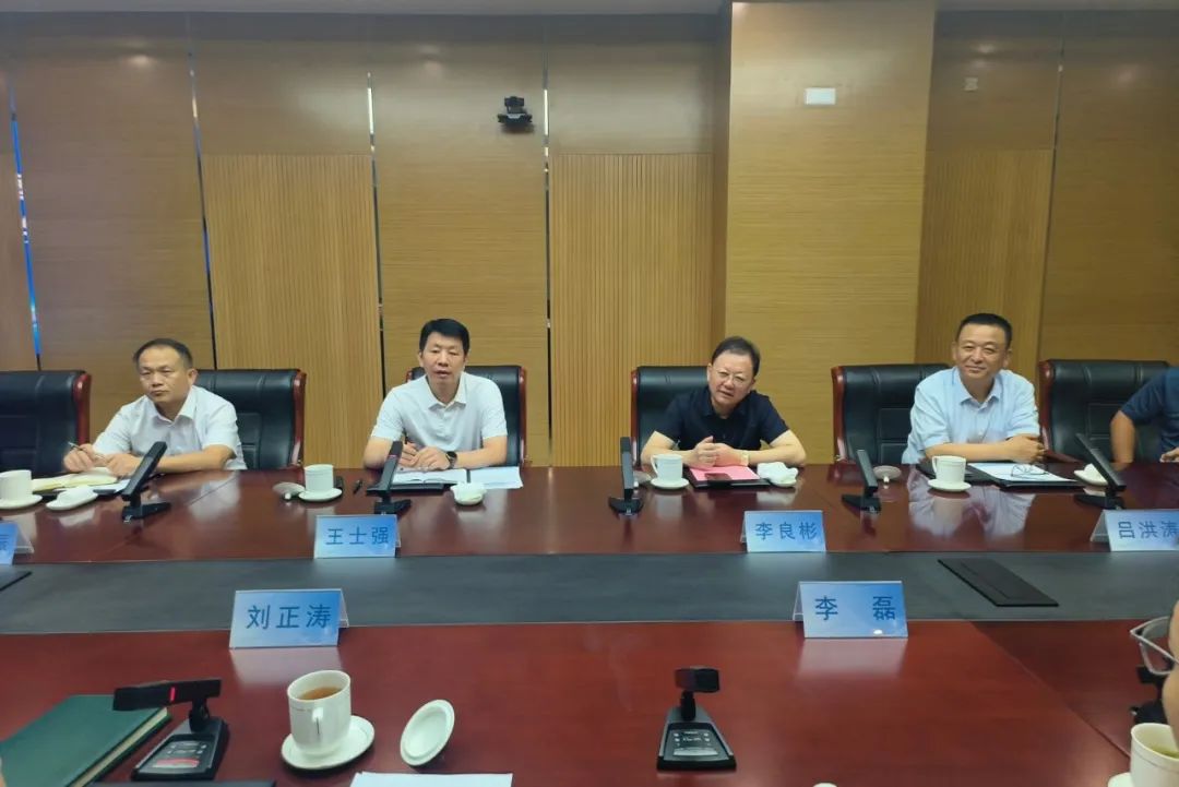 鋰業(yè)巨頭贛鋒鋰業(yè)董事長李良彬、躍迪集團董事長呂洪濤聯(lián)袂造訪中國重汽，與劉正濤董事長洽談新能源領(lǐng)域合作前景